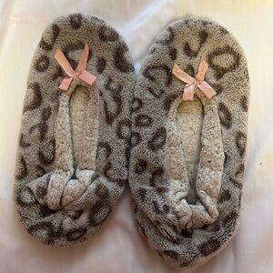 Cozy Leopard Print Slippers with Pink Bows
